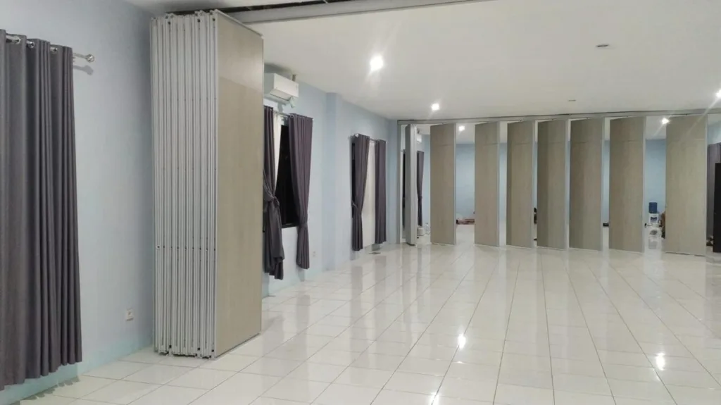 Pintu partisi geser lipat untuk sekat ruangan kantor minimalis modern